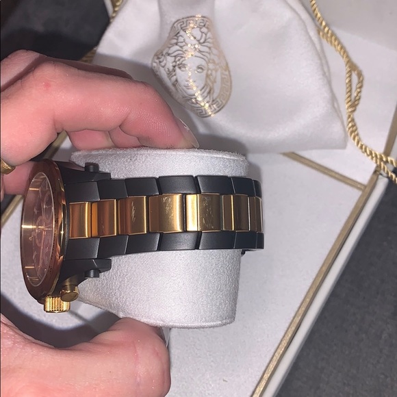 Men’s Versace watch - Picture 7 of 7
